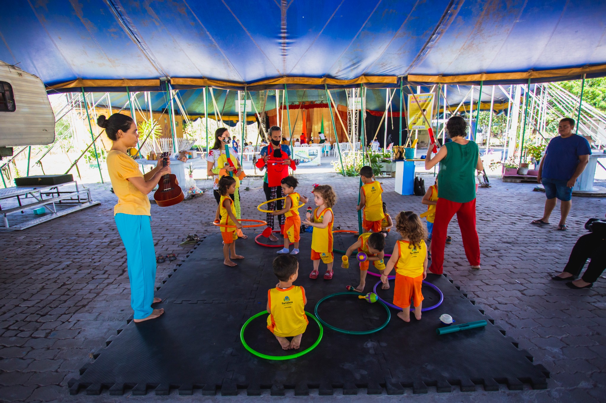 crianças brincando num circo